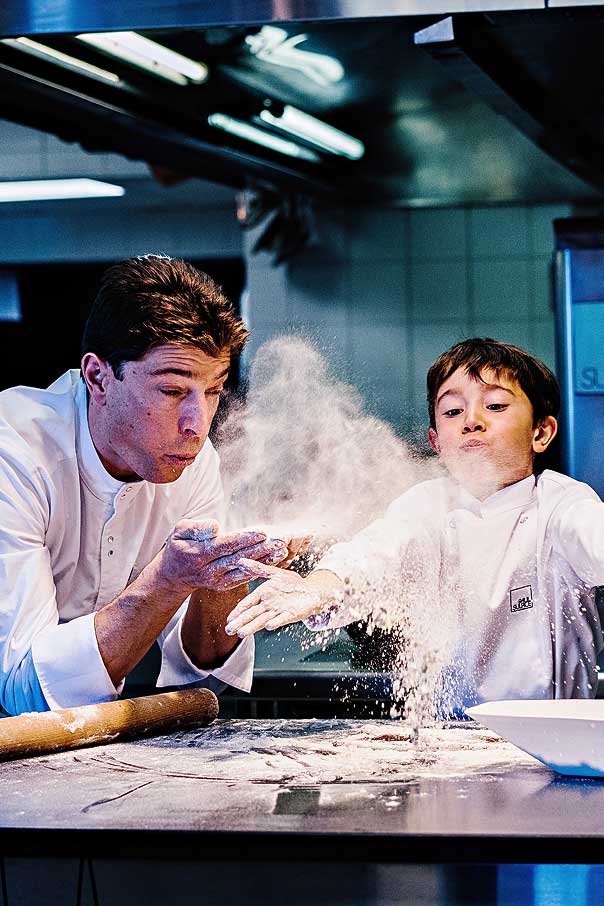 Jean Sulpice dans la cuisine du restaurant