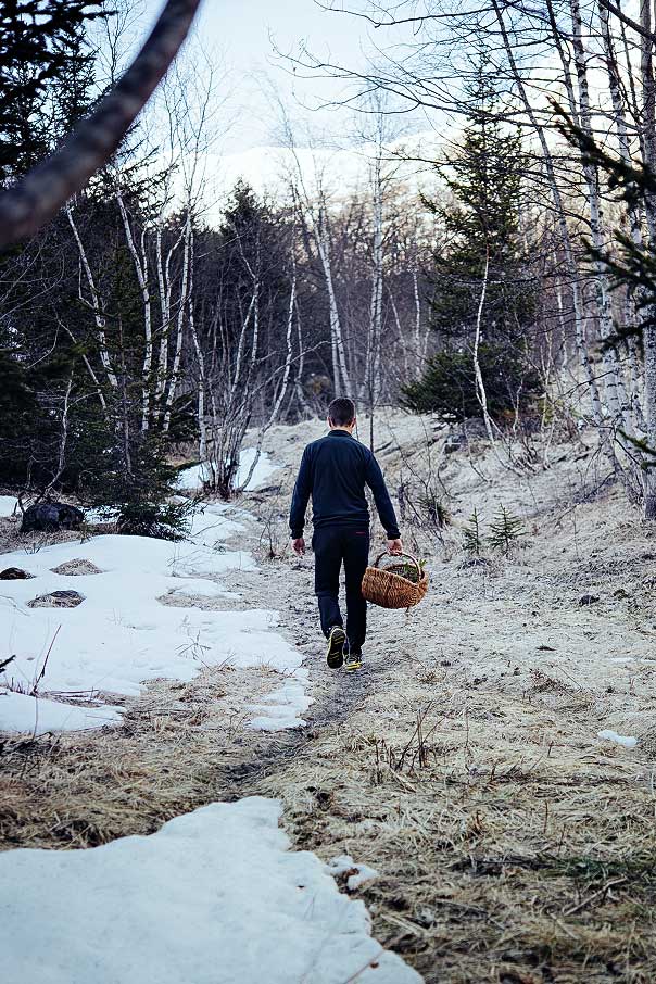 Jean Sulpice sur un sentier dans la neige