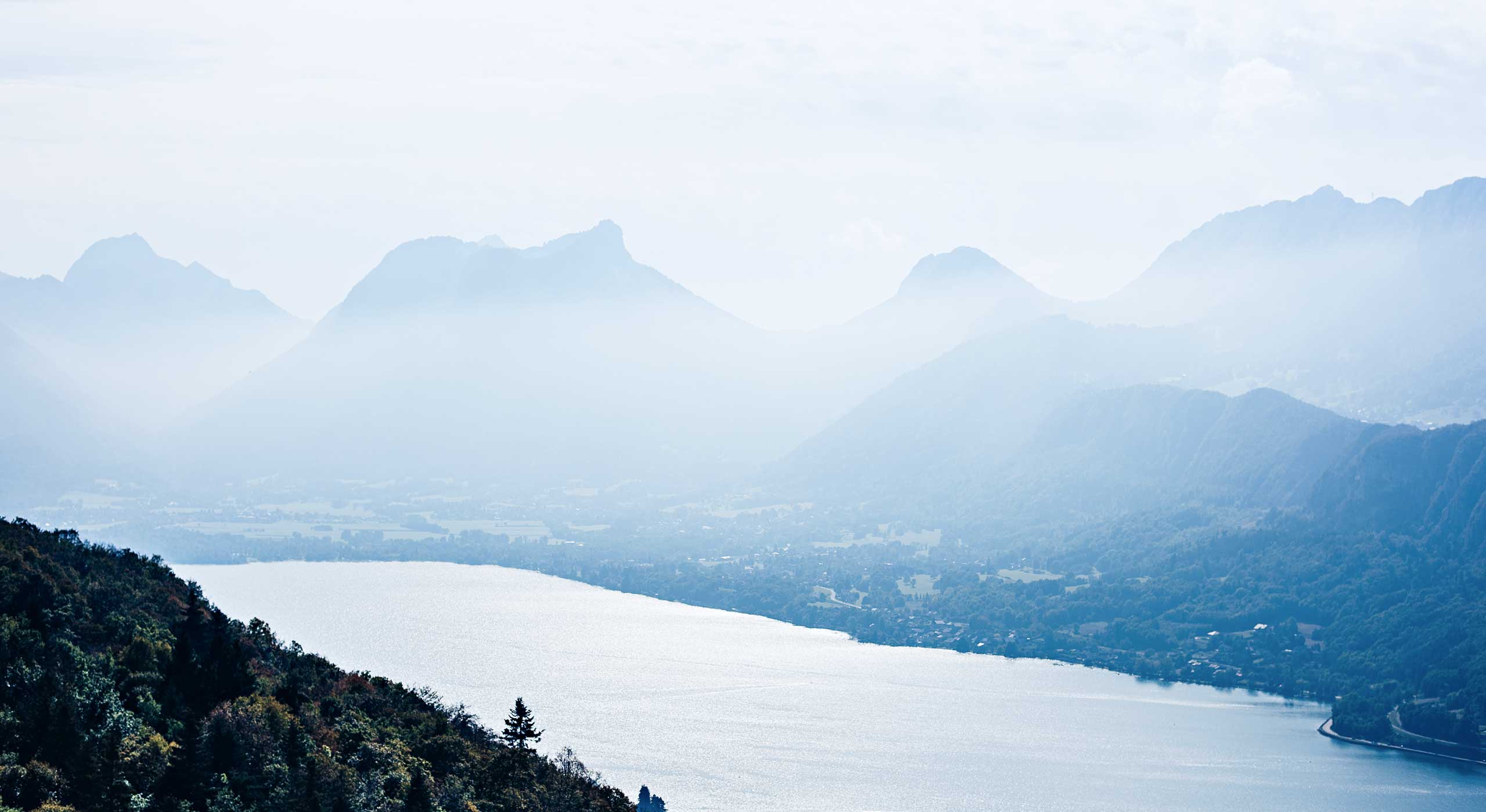vue magnifique et aérienne lac Annecy