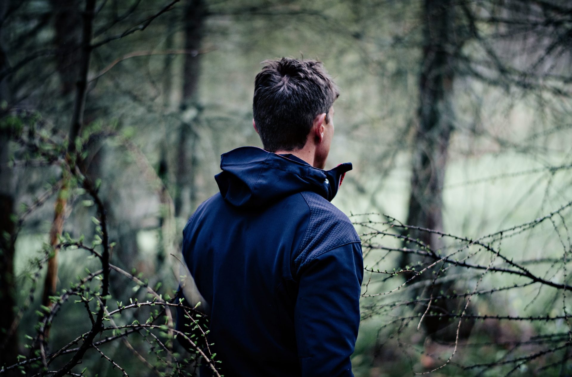 Jean Sulpice en forêt, tenue sportive
