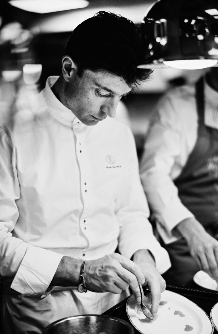 Chef Jean Sulpice qui cuisine des escargots