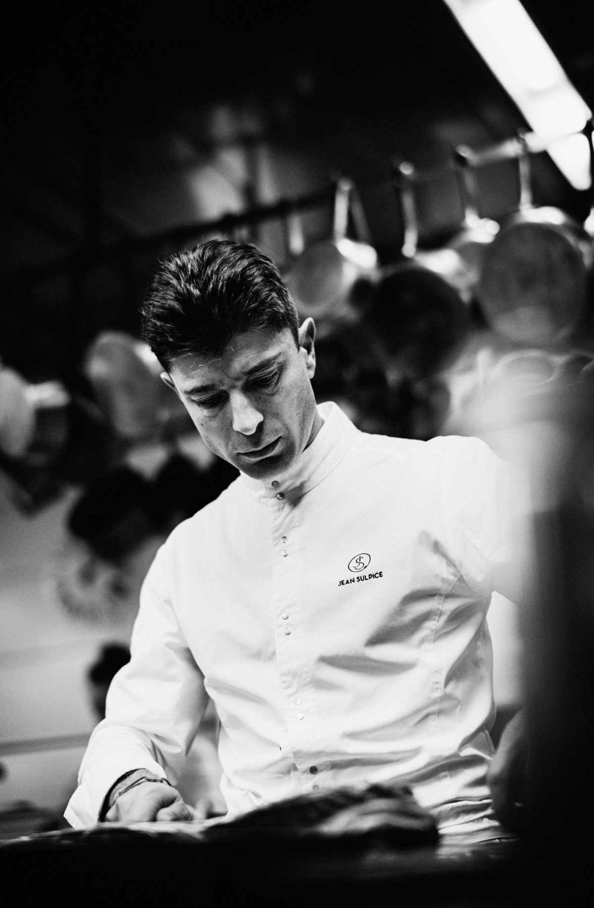 Jean Sulpice en cuisine, photo noir et blanc