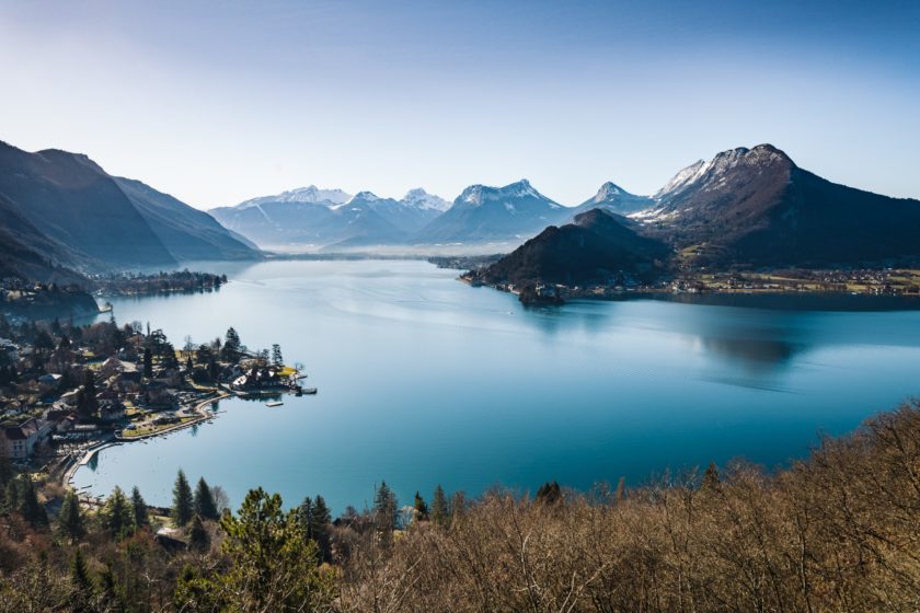 Vue aérienne du lac d'Annecy et de l'Auberge du Père Bise