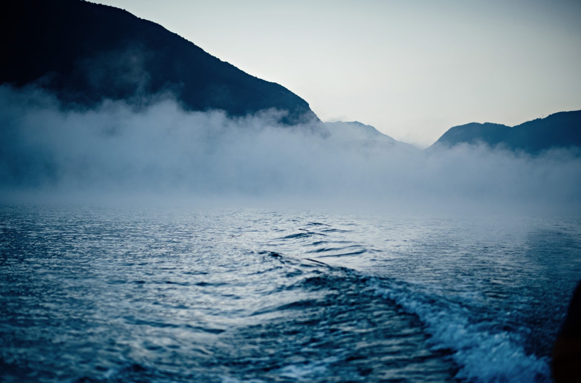 vague à la surface du le lac d'Annecy