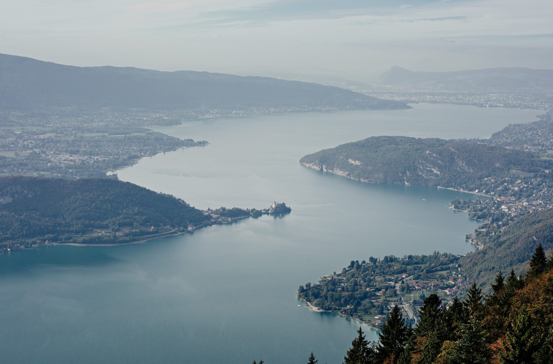 vue aérienne du lac d'Annecy
