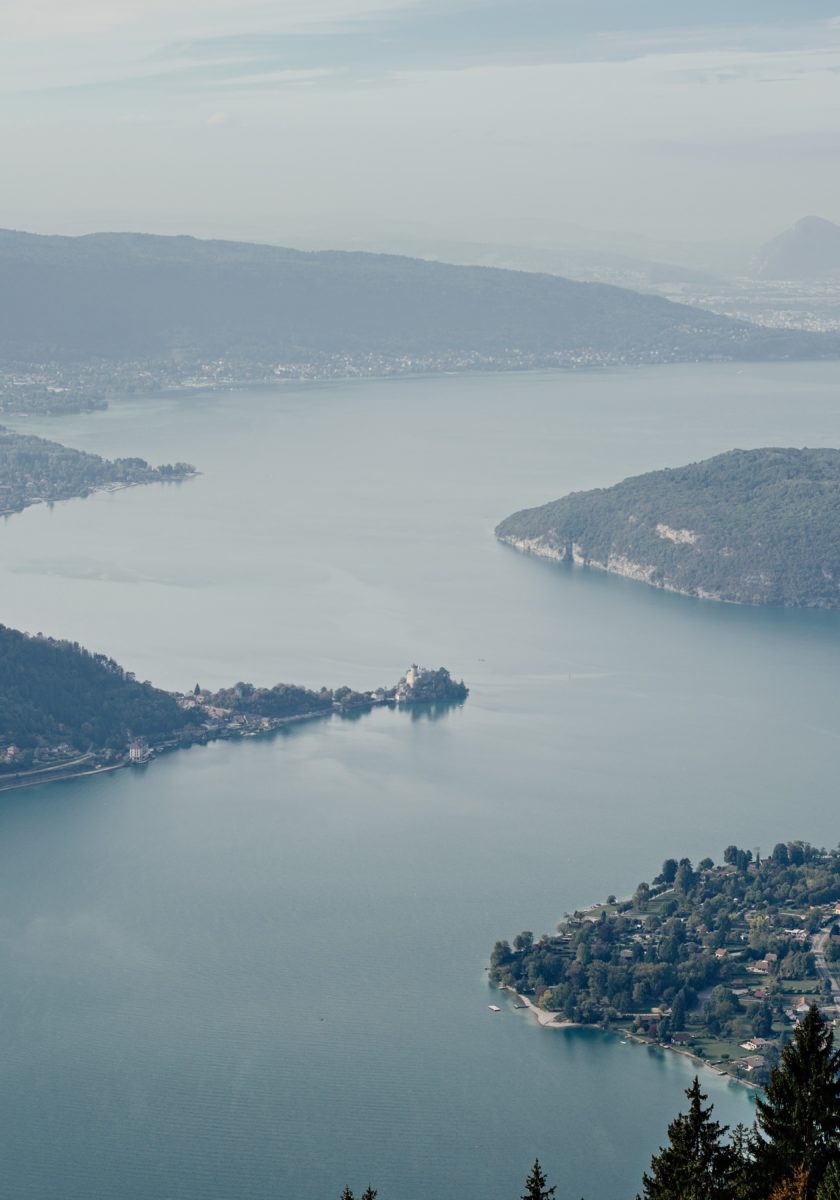 vue aérienne du lac d'Annecy