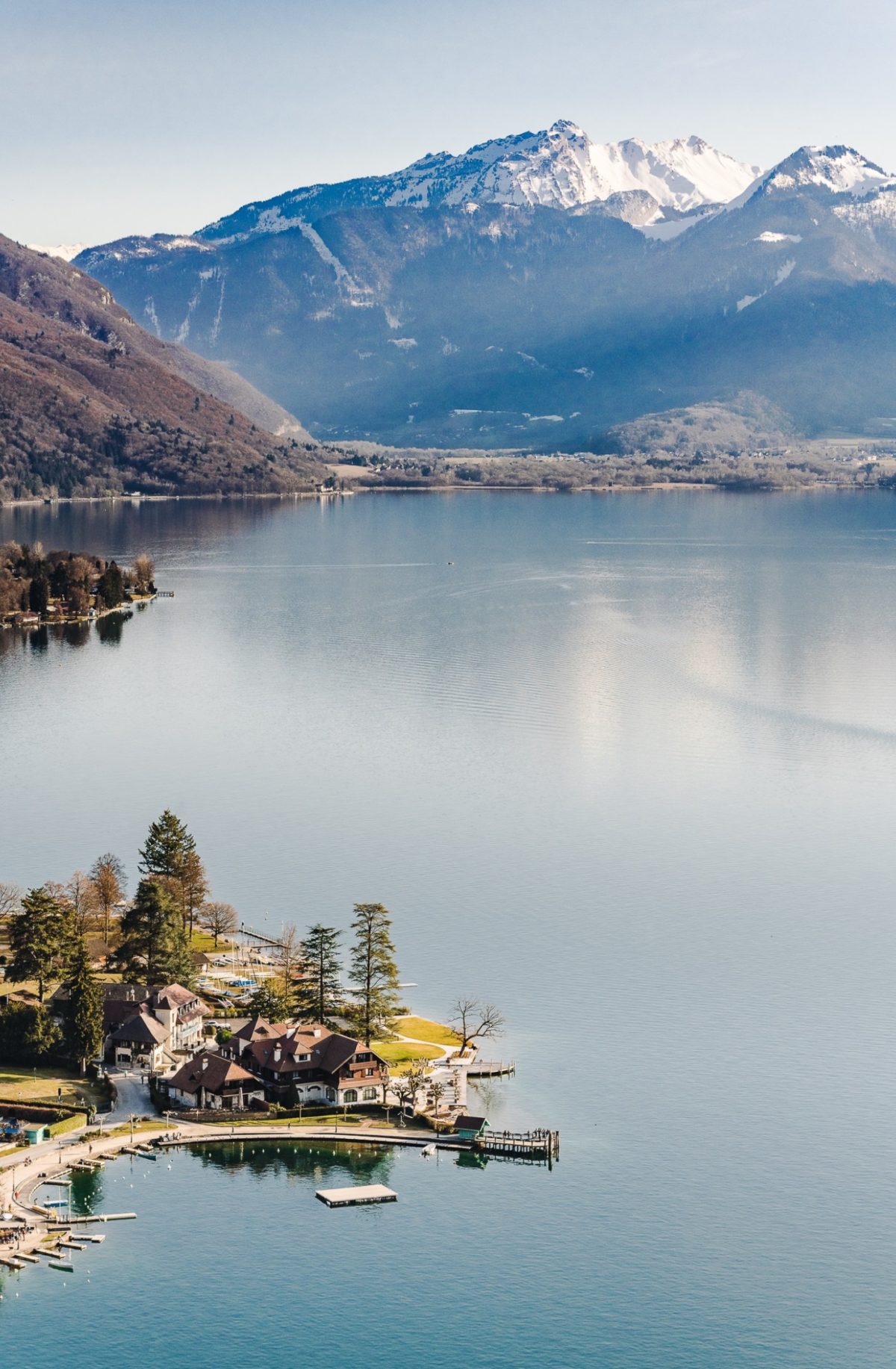 Vue aérienne lac d'Annecy et baie de Talloires